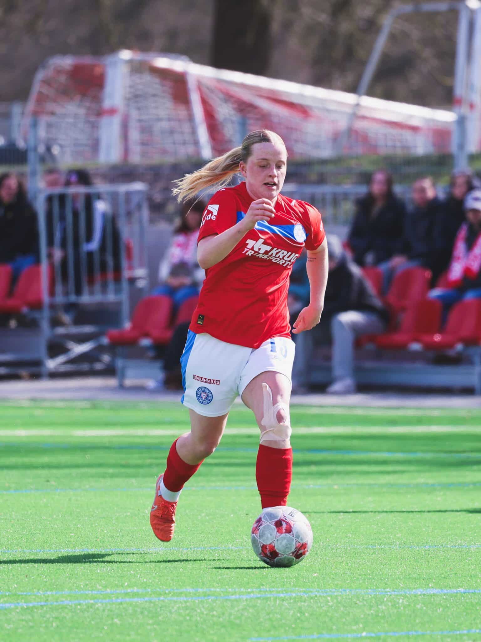 Gegen den ATS Buntentor stand Women-Stürmerin Leonie Kuhrt nach ihrem Kreuzbandriss erstmals wieder in einem Pflichtspiel für Holstein auf dem Rasen und belohnte sich dabei direkt mit ihrem ersten Treffer! 🔝💪