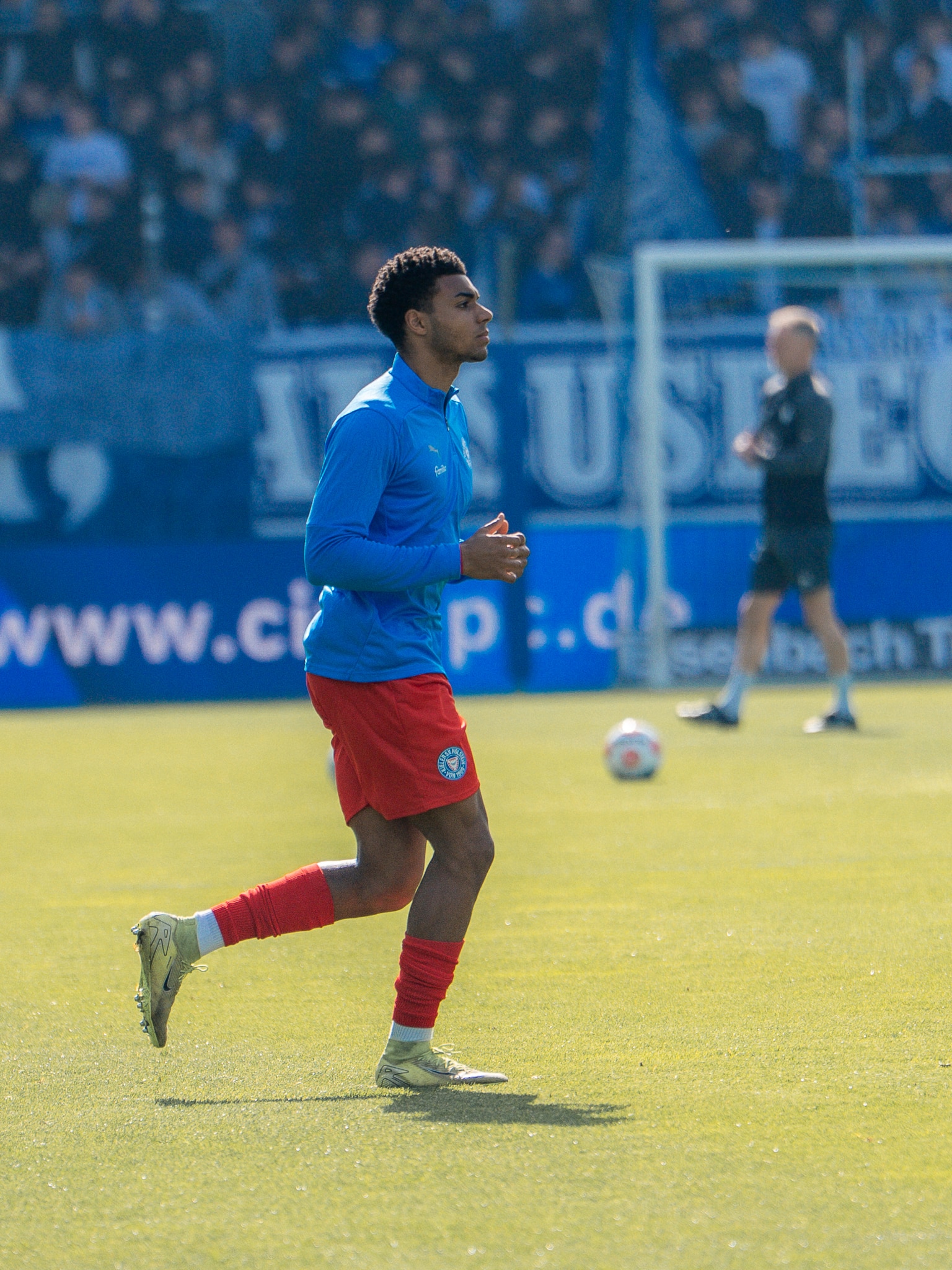 Beim Auswärtsspiel gegen Darmstadt stand unser Eigengewächs Ikem Ugoh erstmals im Spieltagskader der Profis. Glückwunsch, Ikem! 🙌🏻