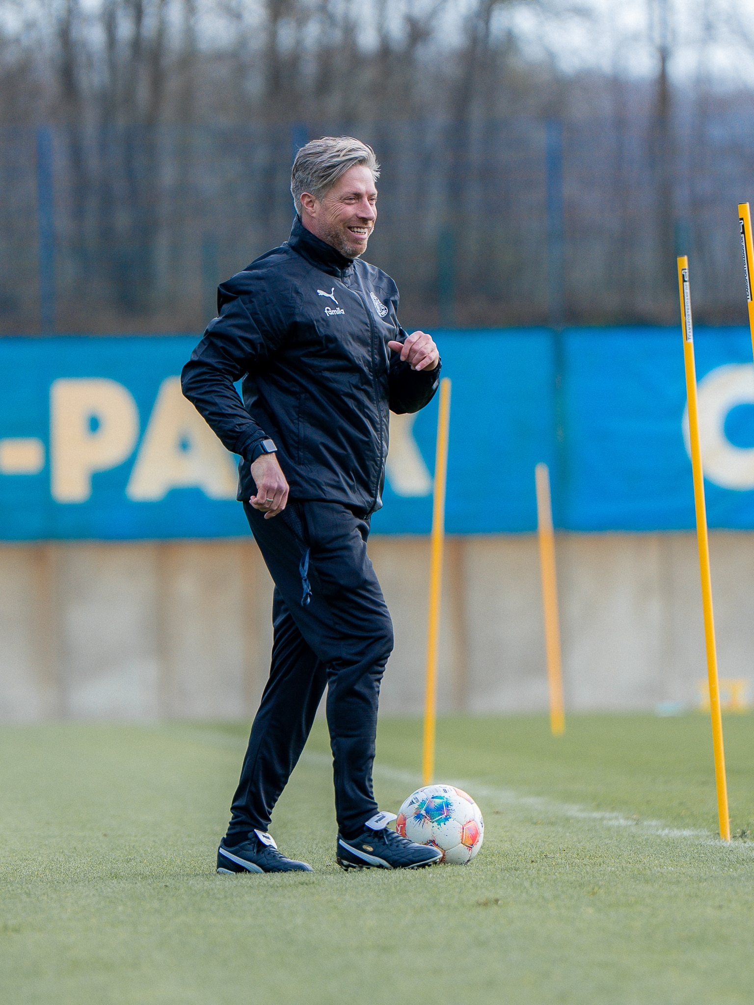 Nach seiner Vorstellung am Vortag stand Co-Trainer Michael Wimmer am Mittwoch zum ersten Mal mit auf dem Trainingsplatz. Herzlich willkommen in Kiel! 👋🏻