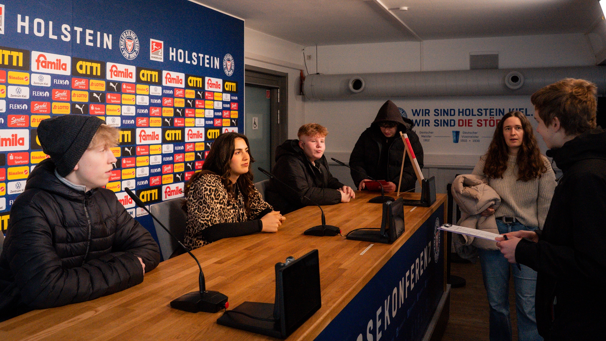 Schulklassen im Lernhafen Holstein-Stadion: Mobbing und Diskriminierung im Netz