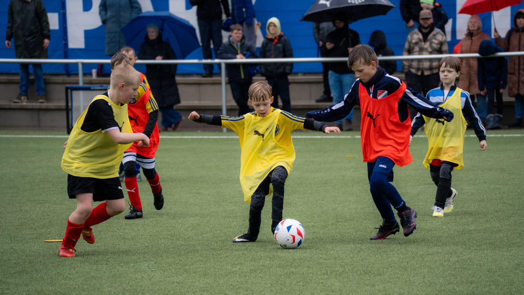 Viel Energie und Freude beim Spielfest der Holstein Fußballschule