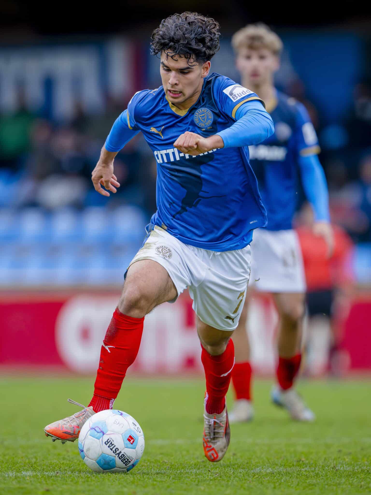 Seit der U16 in Holsteins Nachwuchsleistungszentrum und nun einen Vertrag für die U23 unterschrieben: Younes Zöllner, der aktuell die Offensive unserer U19 verstärkt, wird ab Sommer bei der U23 seine erste Saison im Herrenbereich spielen. 🙌