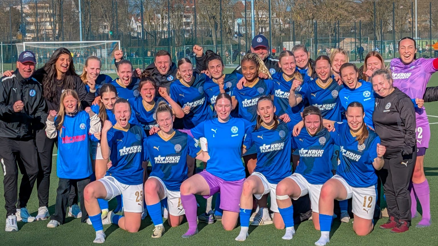 Doppelschlag im ersten Durchgang: Women feiern Auswärtssieg