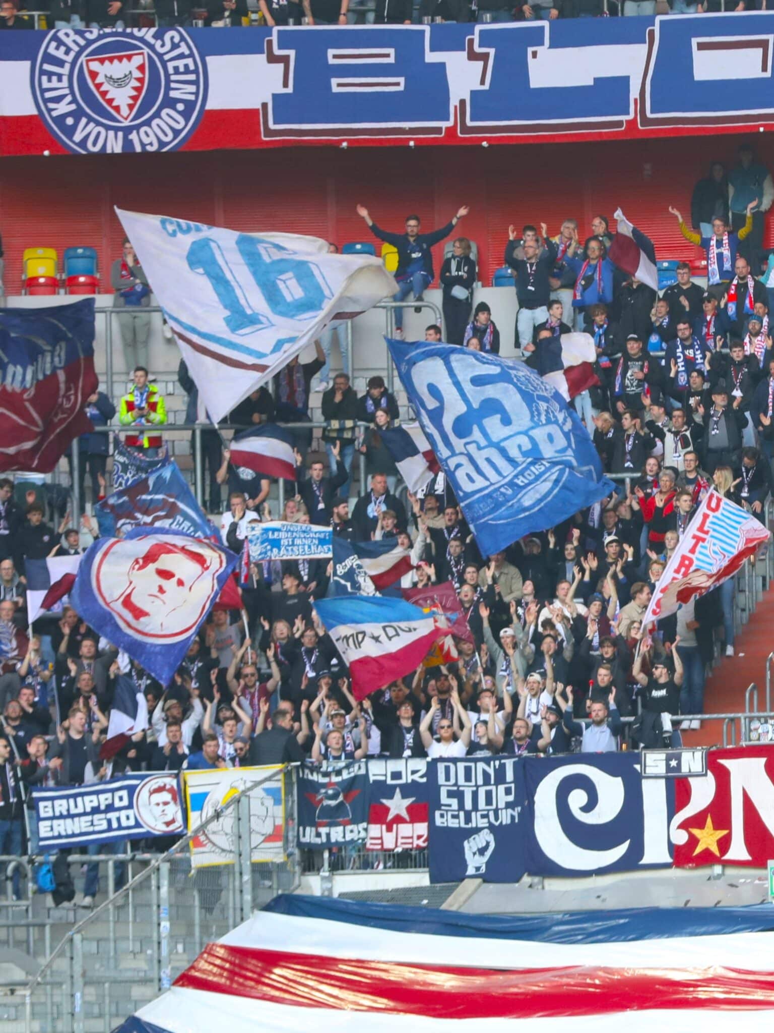 Durchschnittlich knapp 1600 Holstein-Fans begleiteten unsere Störche bislang zu den 15 Auswärtsspielen. 3.500 in Düsseldorf und 3.800 auf Schalke waren dabei die Bestmarken. Danke für euren überragenden Support, liebe Fans! 💙🤍❤️
