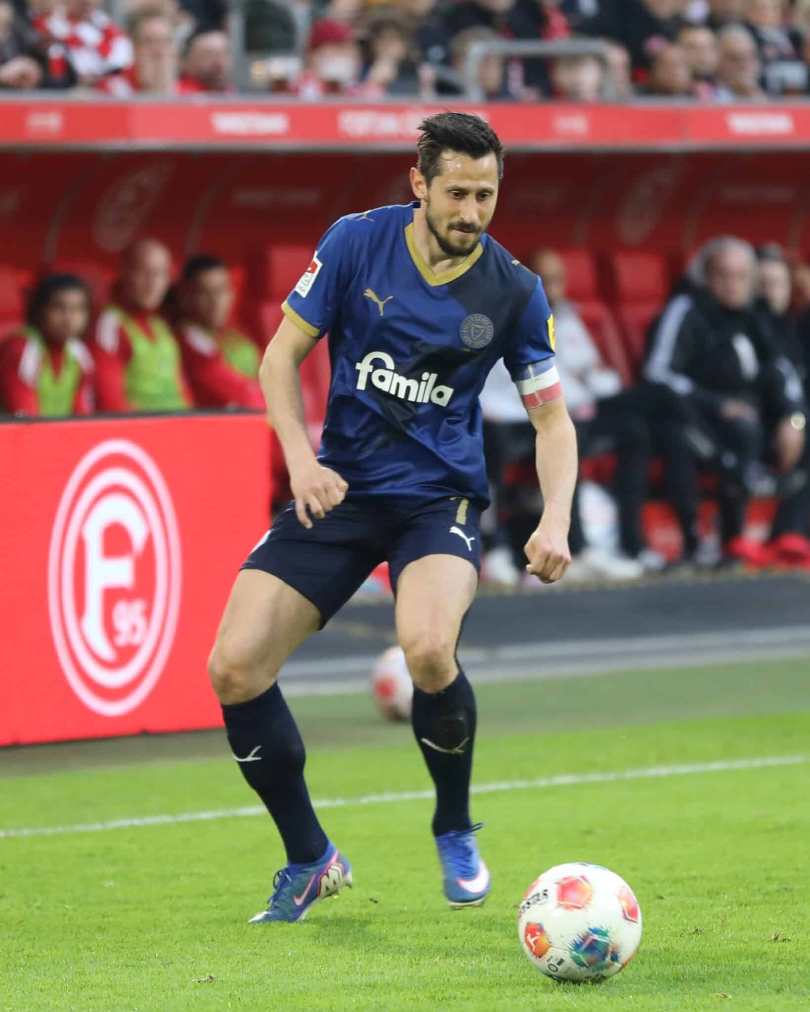 20260410 Kiels Kapitän Steven Skrzybski in Düsseldorf 01