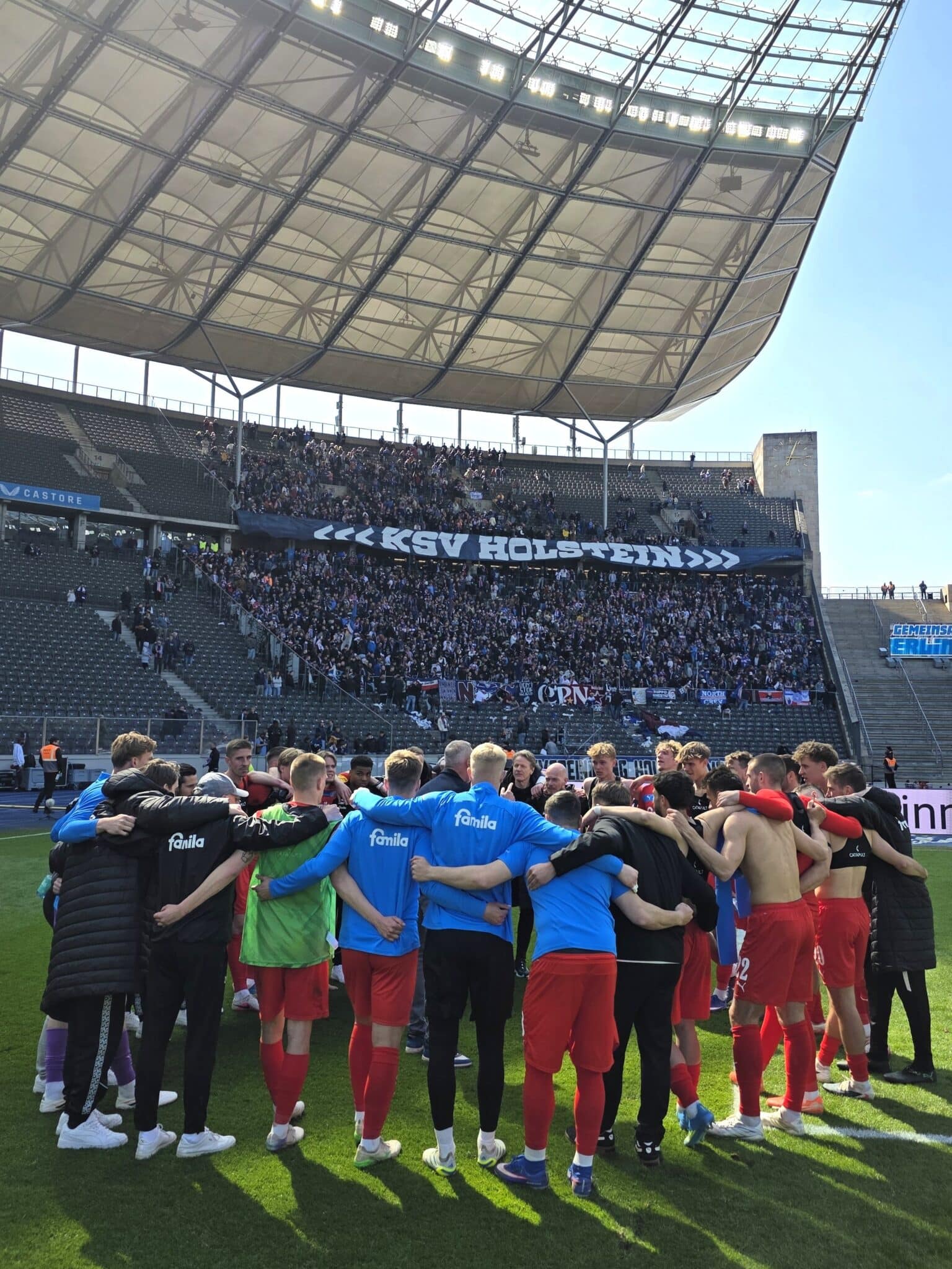 20260425 Der Kieler Spielerkreis vor den 4000 mitgereisten Schlahtenbummlern nach dem Sieg in Berlin