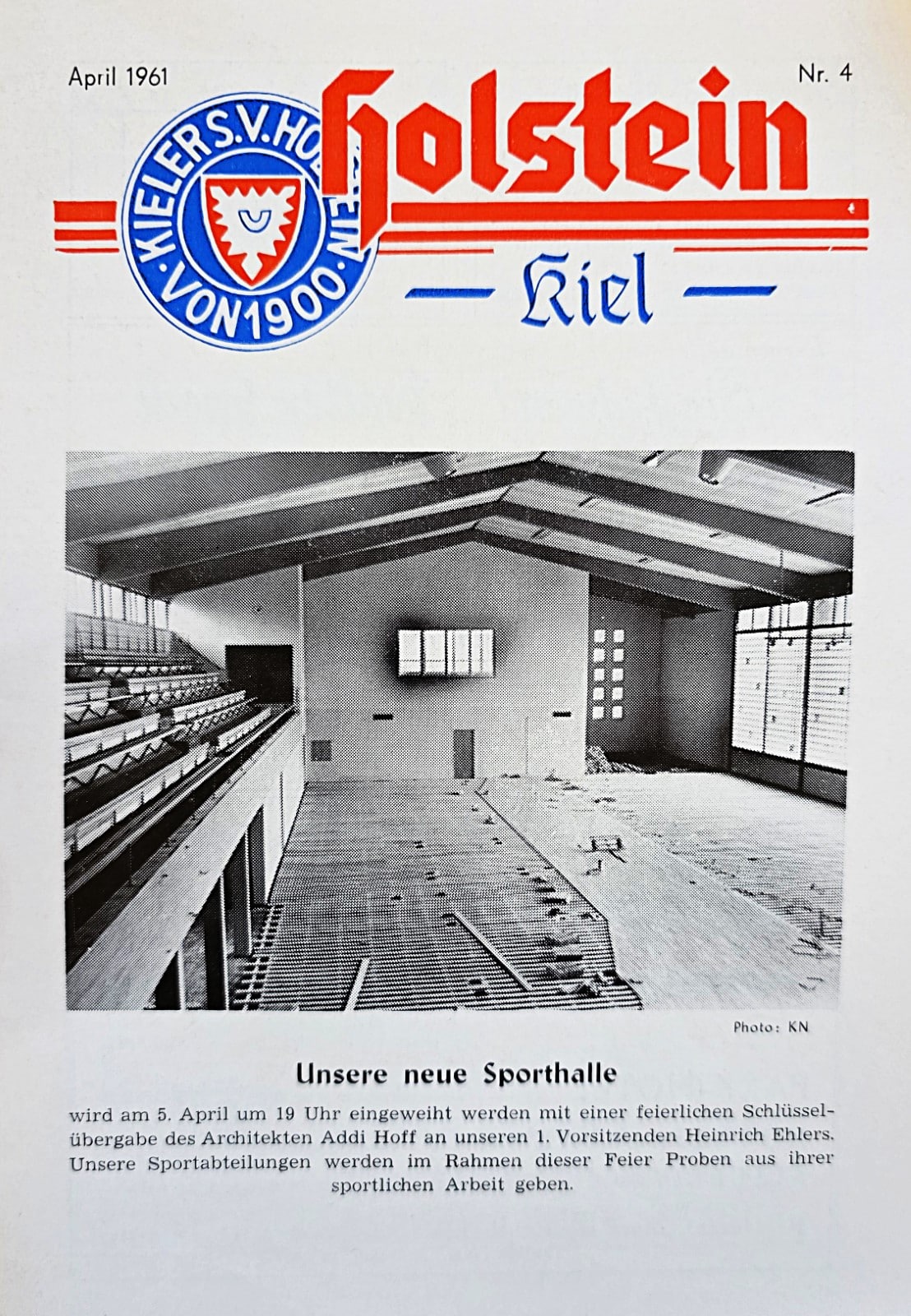 Am 5. April 1961 – heute vor genau 65 Jahren – übergab Vereinsarchitekt Addi Hoff den Schlüssel der frisch fertiggestellten Holsteinhalle an den damaligen KSV-Vorsitzenden Heinrich Ehlers. Die traditionsreiche Halle wird dem Neubau des Holstein-Stadions weichen müssen. ☝🏻