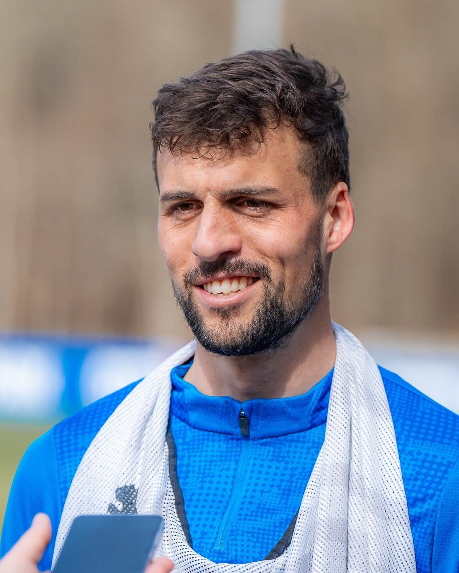 Jonas Meffert vor dem Spiel gegen Preußen Münster: „Der Sieg in Bochum war extrem wichtig. Es war ein sehr schönes Gefühl, endlich wieder mit unseren Fans feiern zu können. Wir wollen auch am Sonntag als Mannschaft auftreten und uns dieses Gefühl erneut erarbeiten.“ 🗣️