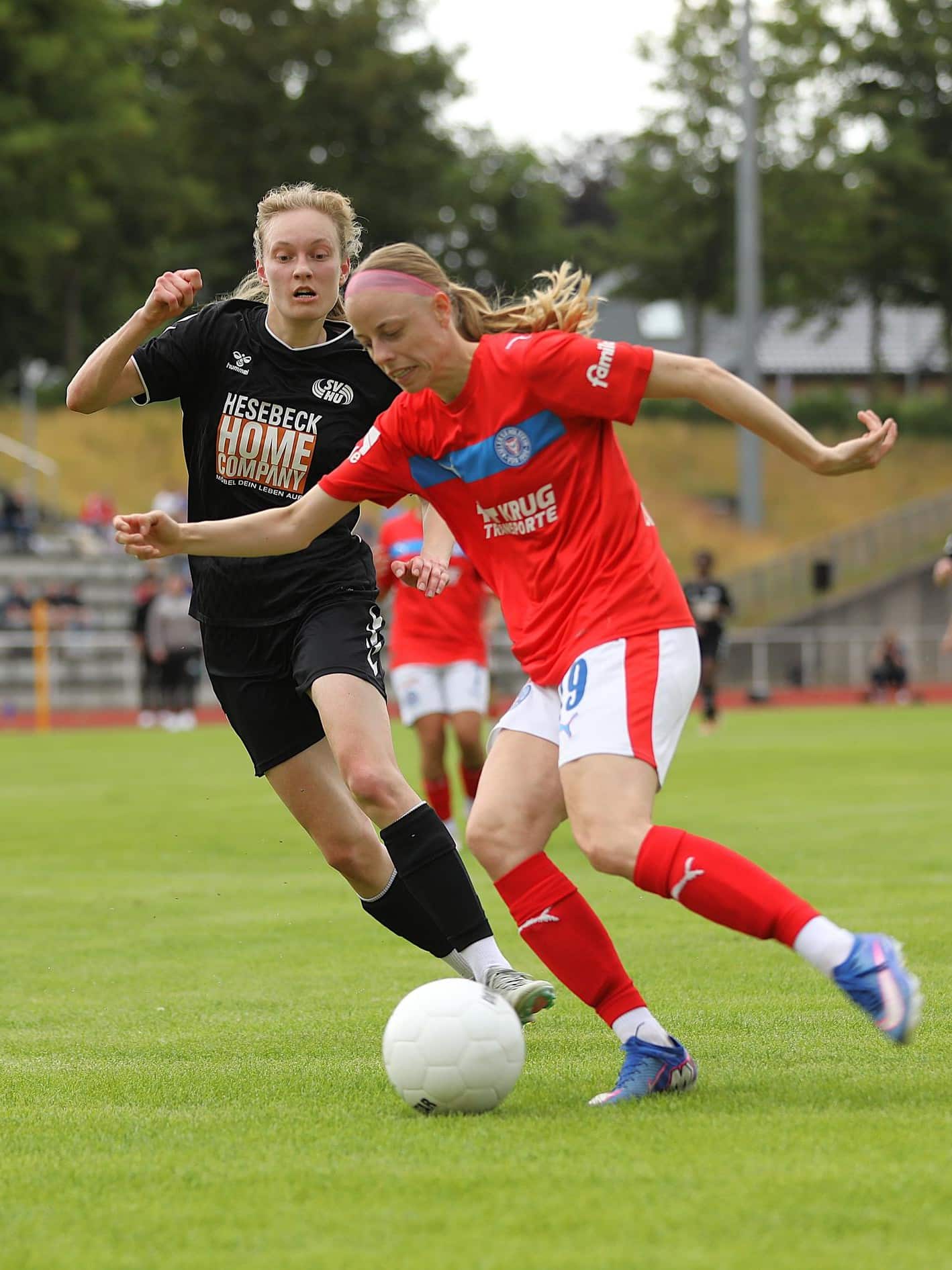 20260606 Die Kielerin Luiza Zimmermann vor Henstedts Emilia Van Gunst 02