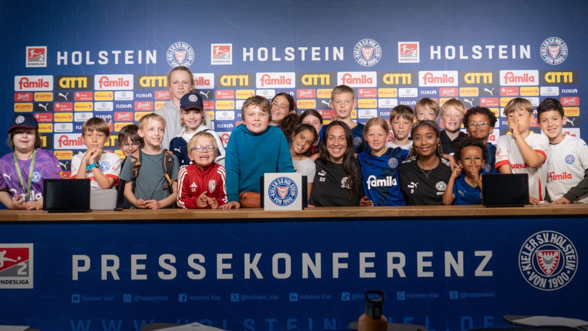 Bild zum Artikel: Stadionführung und Women-Pressekonferenz begeistern junge Holstein-Fans