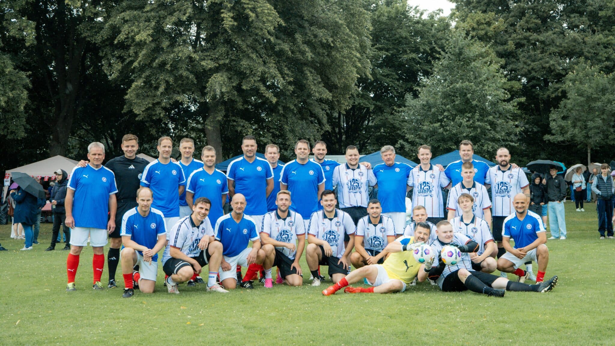 Bild zum Artikel: Tore und Regen satt: Traditions-Elf gewinnt gegen Block 501 Allstars