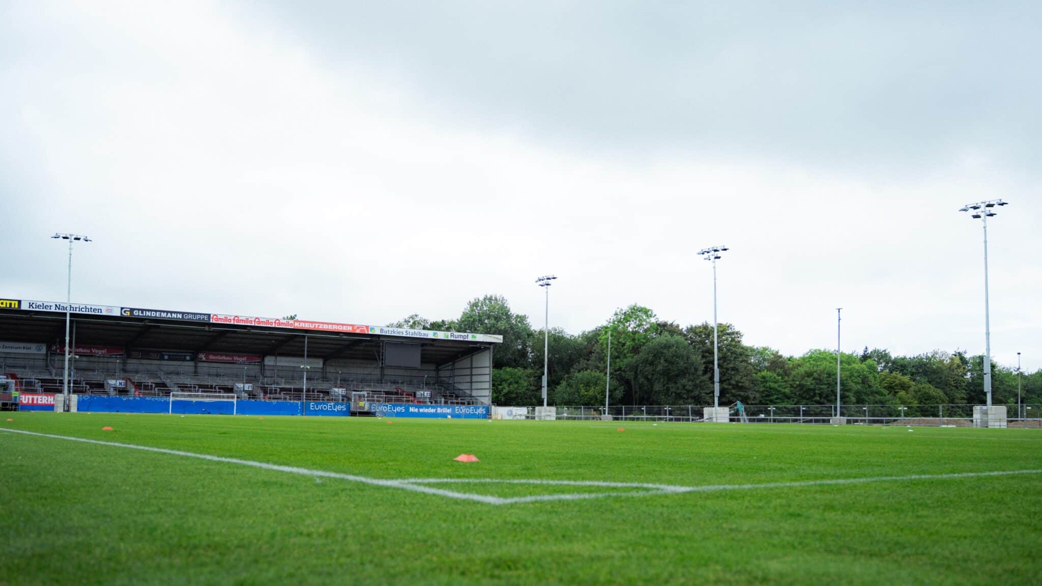 Bild zum Artikel: Umbau Holstein-Stadion: Provisorische Lichtmasten errichtet