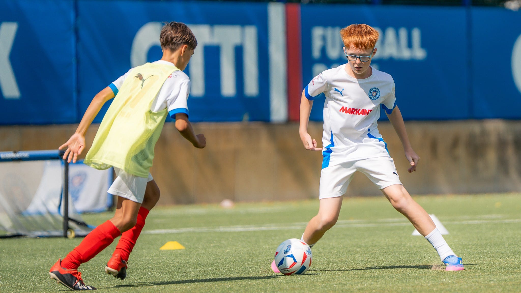 Bild zum Artikel: Jetzt noch anmelden: Die Sommerferien-Camps der Holstein Fußballschule starten 