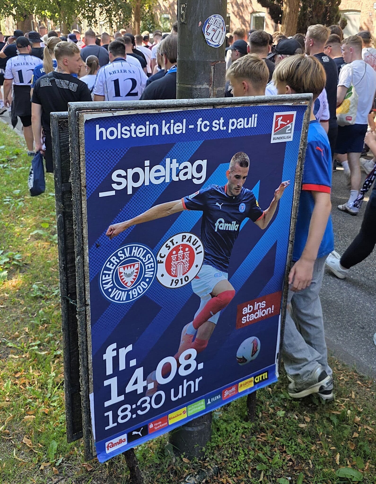 20260814 Ankündigungsplakat beim Fanmarsch der Holstein Fans