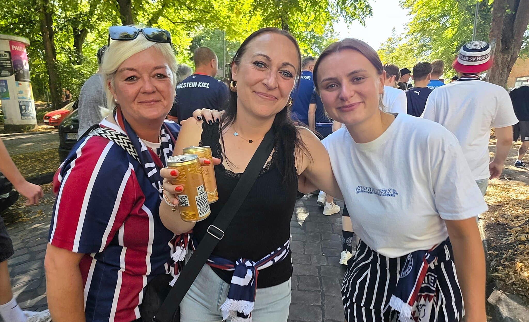 20260814 Störche Supporterinnen auf dem Fanmarsch Richtung Holstein Stadion