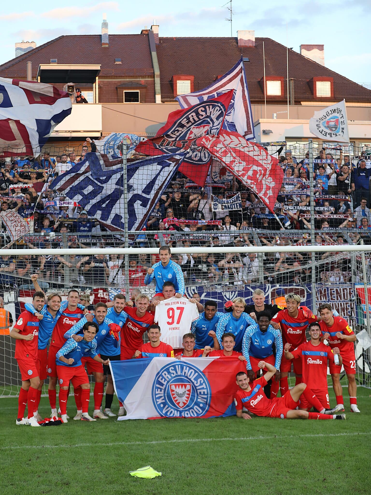 20260822 Holstein Spieler feiern nach dem Sieg in München mit den mitgereisten Kieler Fans 02