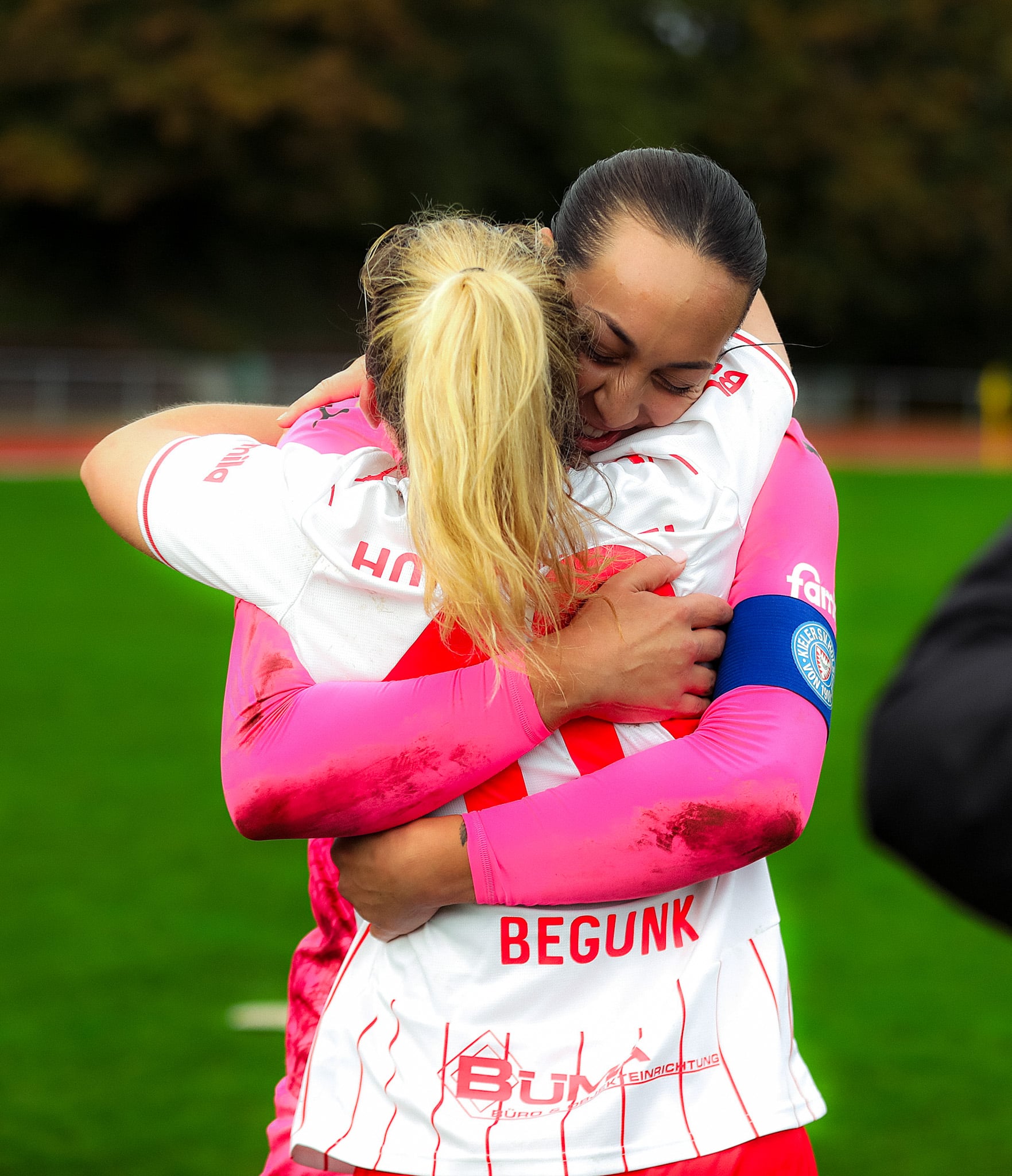20261018 Riesenjubel bei Matchwinnerin Sarah Begunk und Torhüterin Lela Naward-2