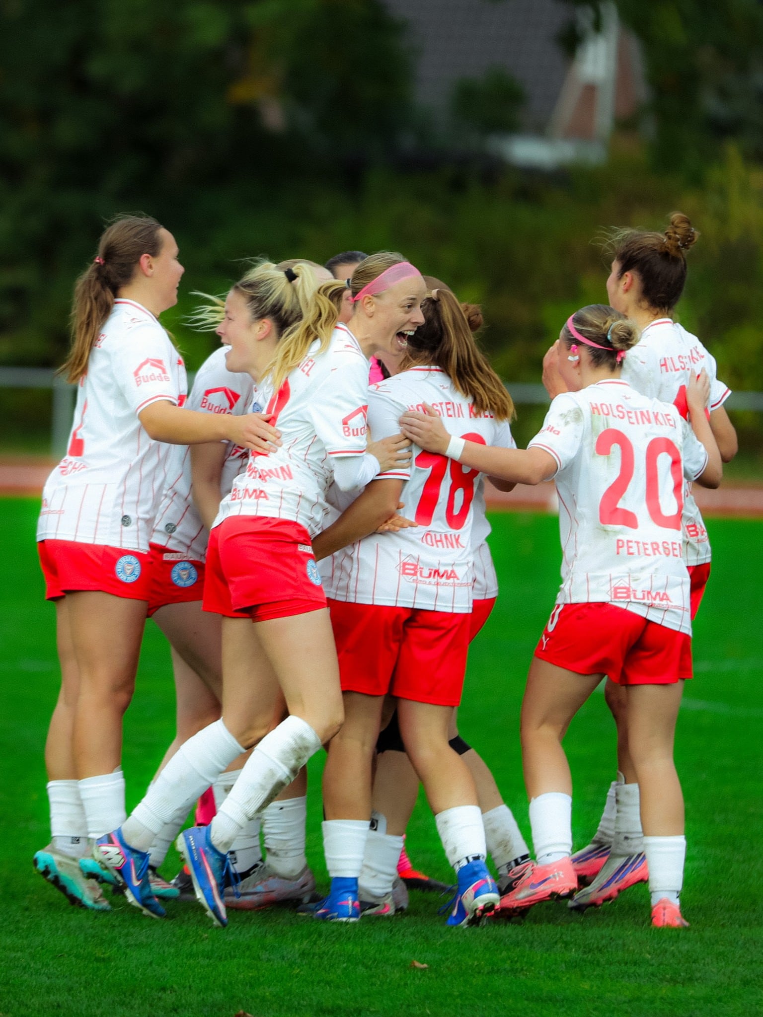 20261018 Riesenjubel bei den Holstein Women nach dem Schlusspfiff in Henstedt 02-2
