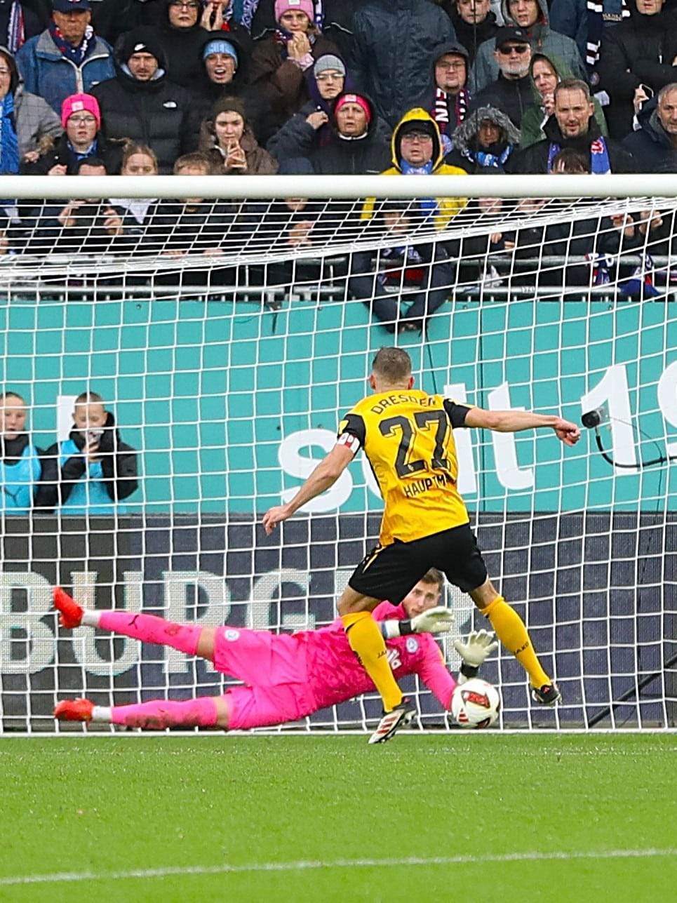 20261025 Holsteins Timon Weiner pariert gegen Dynamo Dresdens Niklas Hauptmann einen Strafstoß