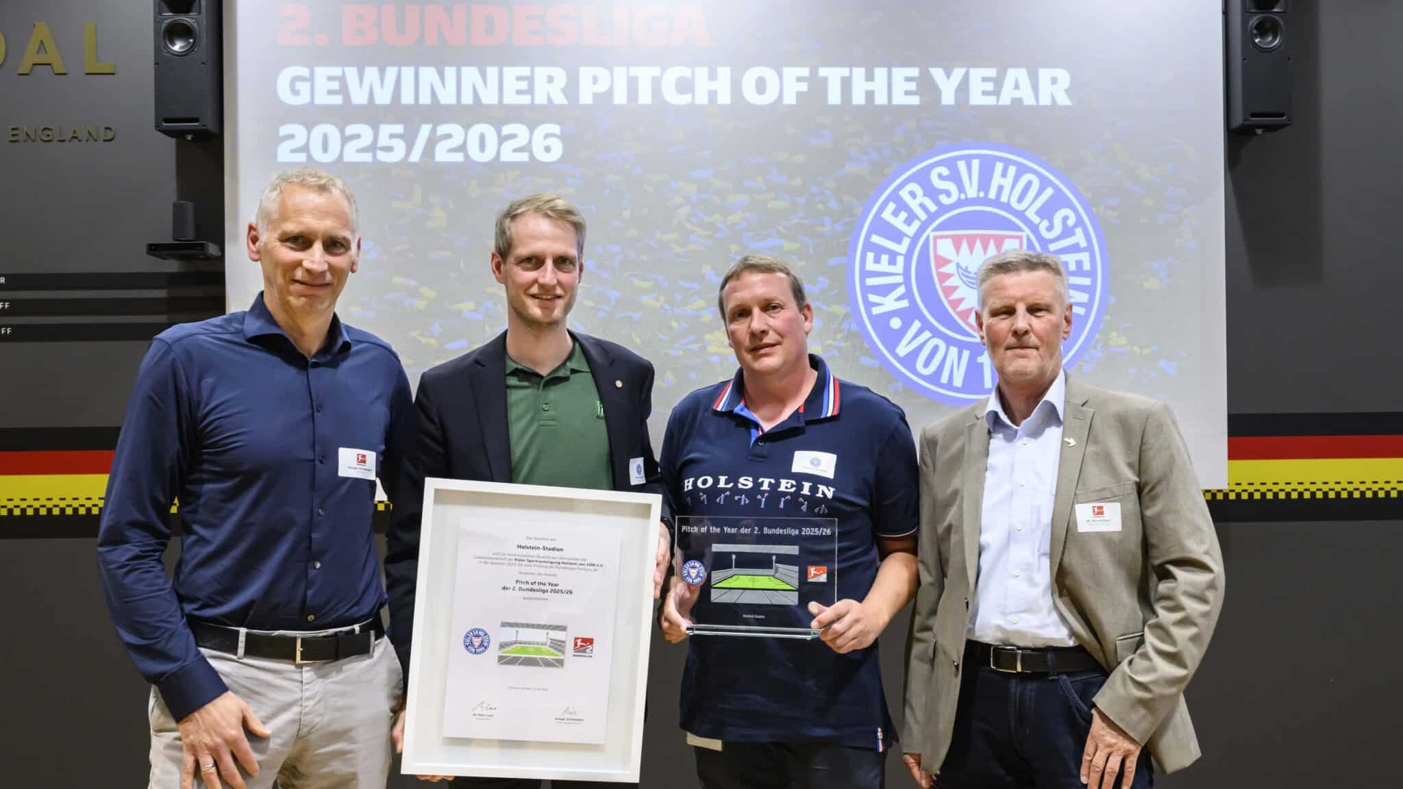 Bild zum Artikel: „Pitch of the Year“-Award an KSV-Greenkeeper überreicht