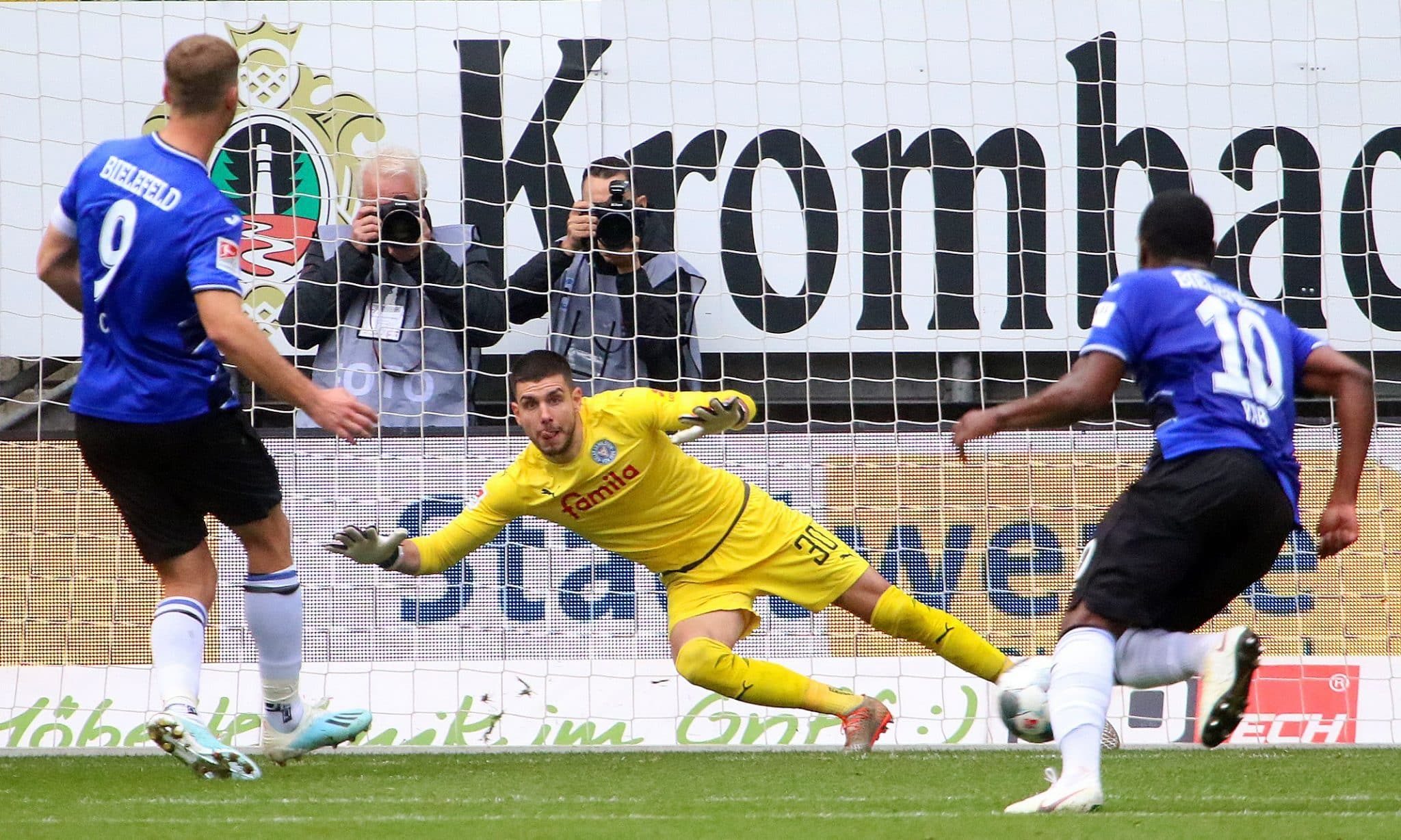 20191103 Bielefelder Hinspielführung durch den Elfmeter von Fabian Klos gegen Ioannis Gelios
