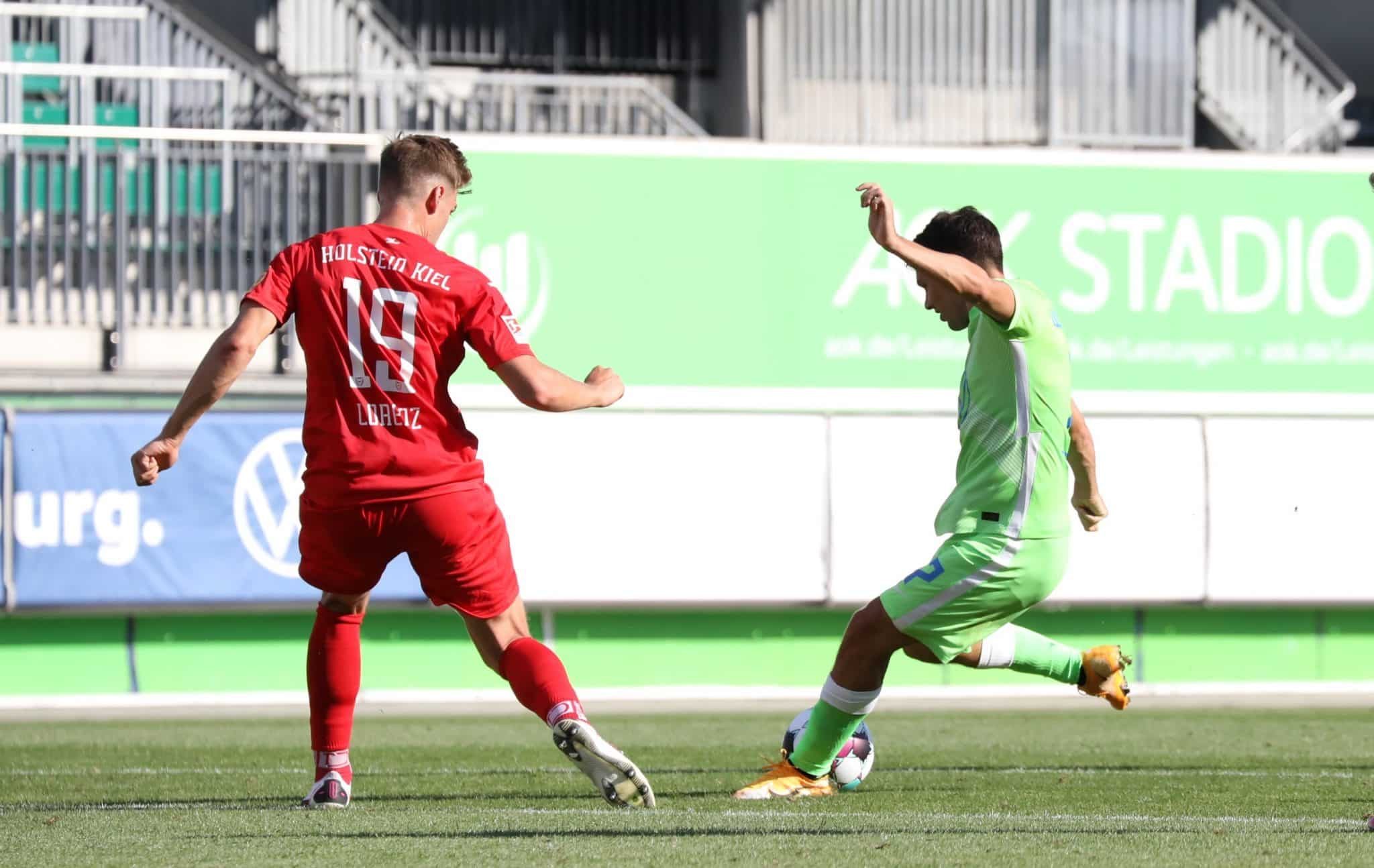 Josip Brekalo erzielt den zweiten Wolfsburger Treffer links Kiels Simon Lorenz
