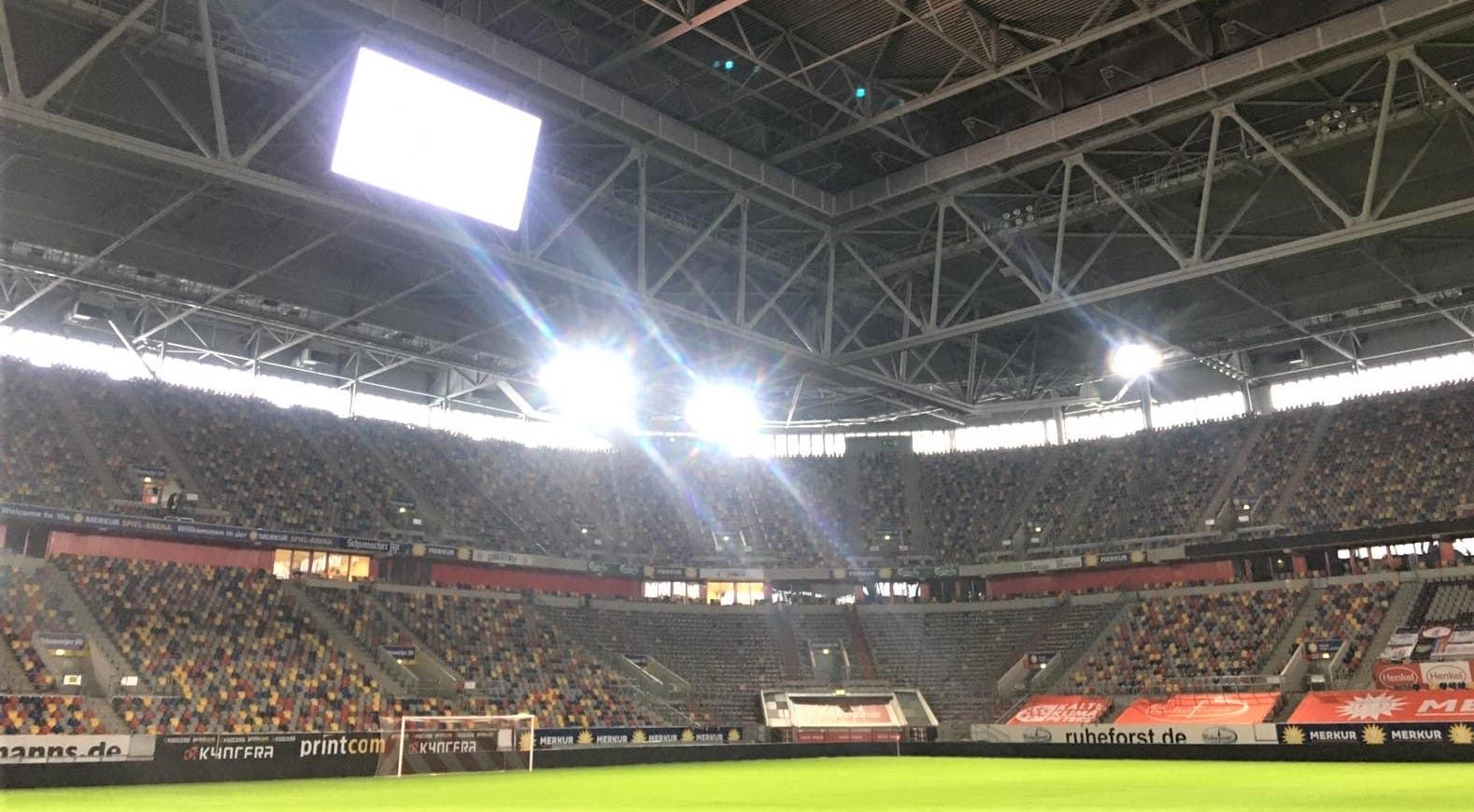20210208 Das geschlossene Dach der Merkur Spiel Arena in Düsseldorf bietet heute ein beeindruckenes Bild