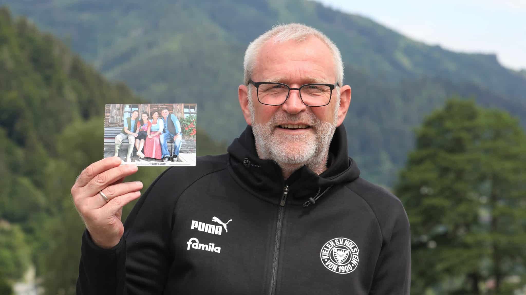 20220701 Uwe Stöver mit einer Filmpostkarte des Bergdoktors