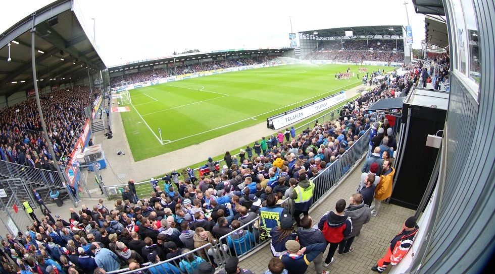 Das ausverkaufte Holstein Stadion gegen Hannover 96
