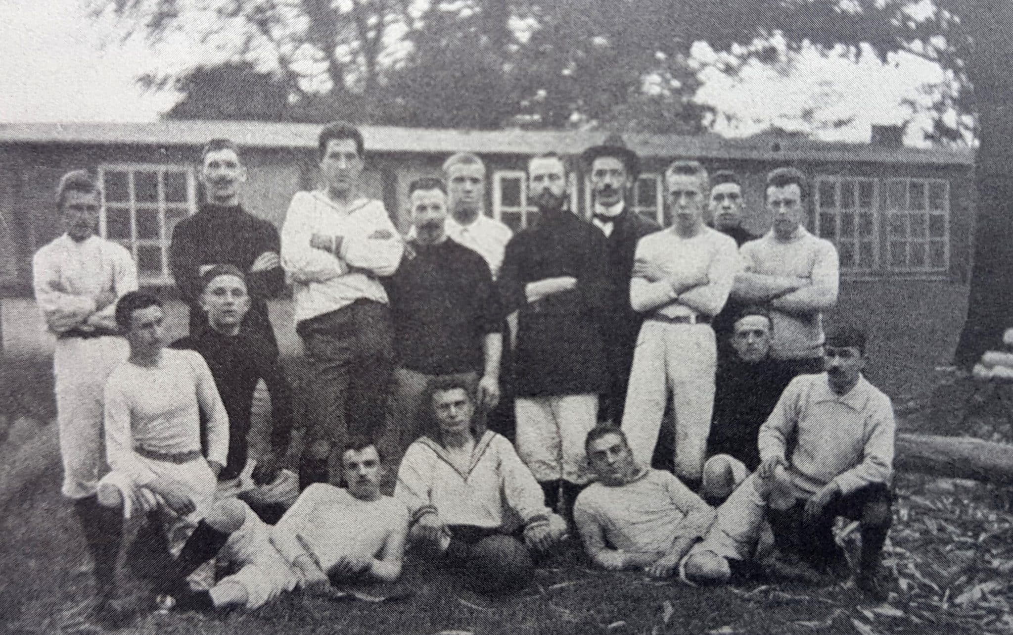 Die weiß gekleideten Kieler am 7 Oktober 1900