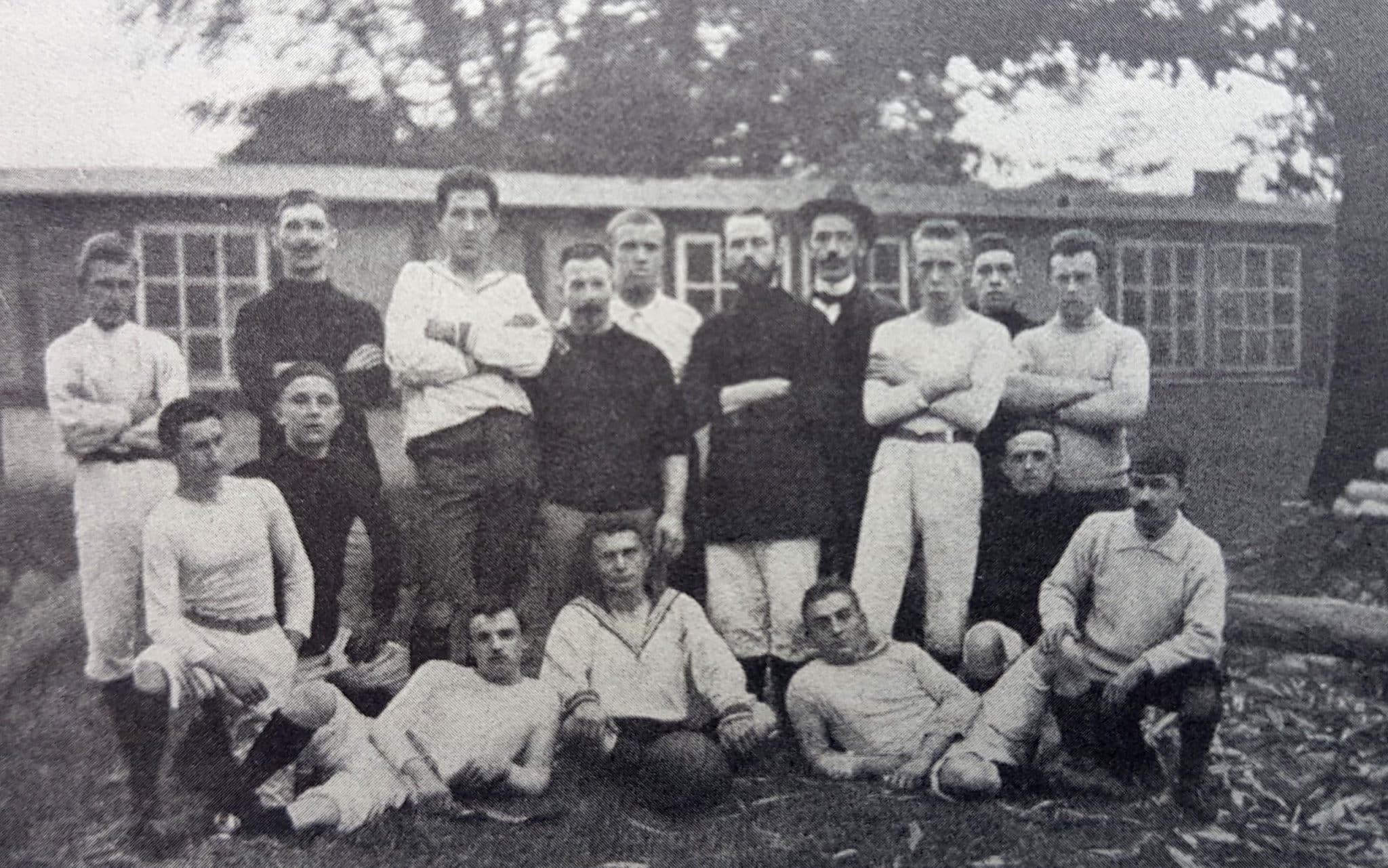 Die weiß gekleideten Kieler am 7 Oktober 1900 am Burgfeld