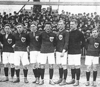 Ernst Möller 1913 als Zweiter von links im Trikot der DFB Elf
