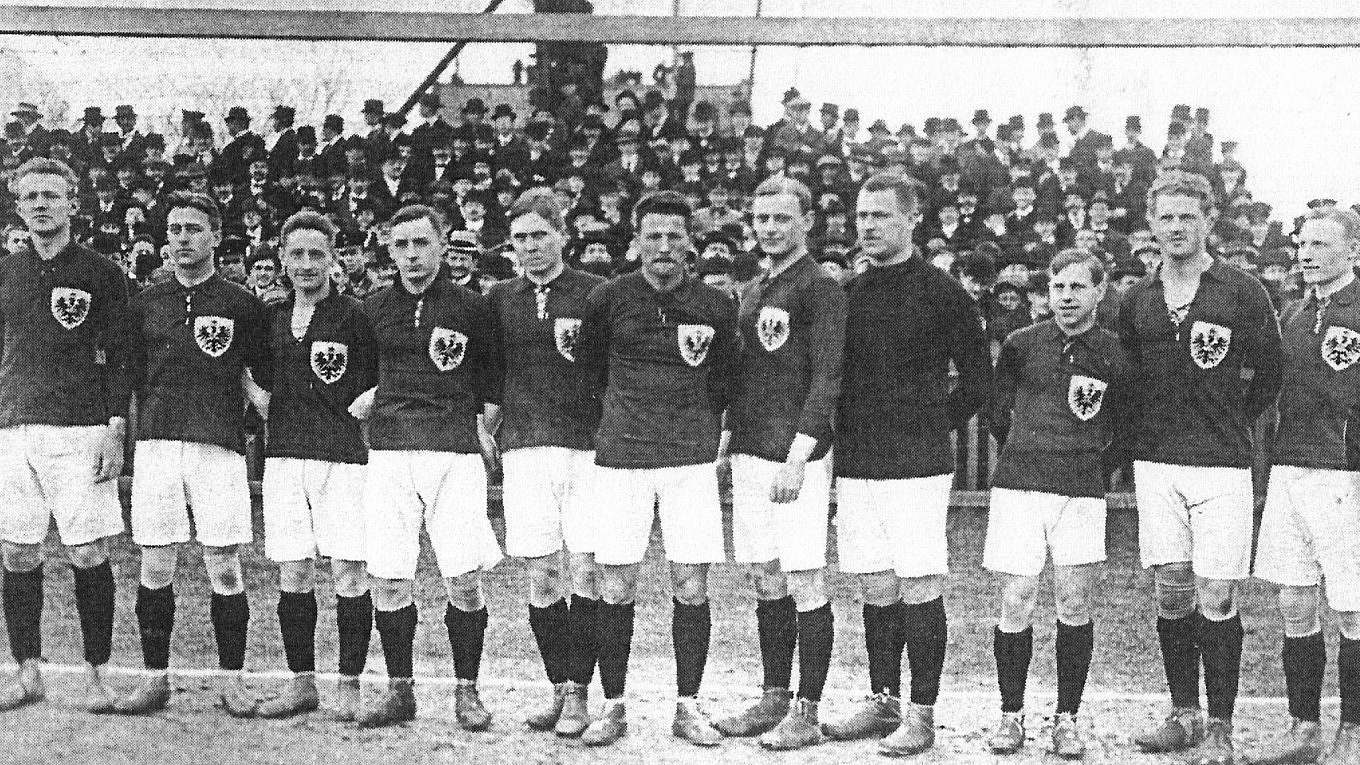 Ernst Möller 1913 als Zweiter von links im Trikot der DFB Elf