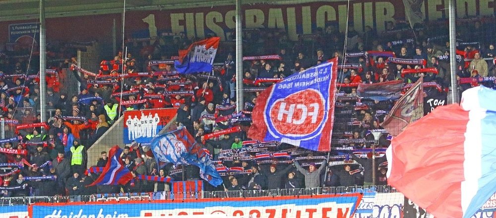 Heidenheimer Fans im Spiel gegen Holstein Kiel