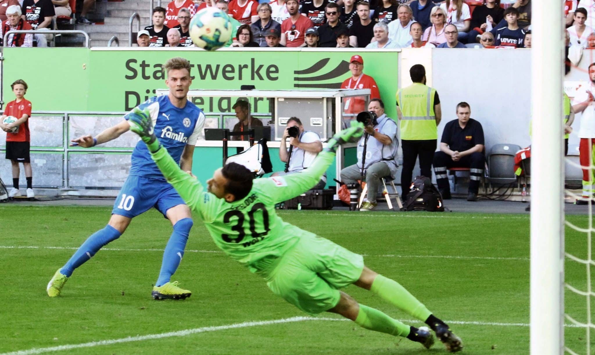 Im Mai 2018 erzielte der Kieler Marvin Ducksch gegen Düsseldorfs Keeper Raphael Wolf den Ausgleichstreffer