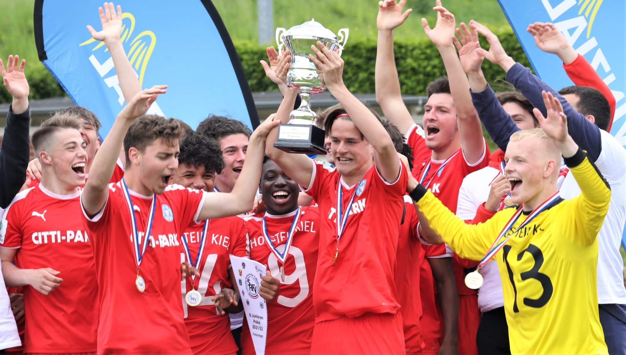 Unsere U17 feierte am Finaltag von Malente nach einem Kantersieg gegen Ratzeburg den Gewinn des Landespokals